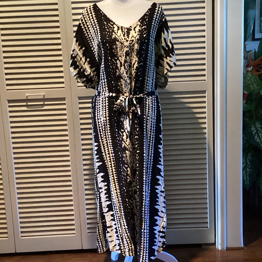 NWOT-Elegant Black and Cream Patterned Dress